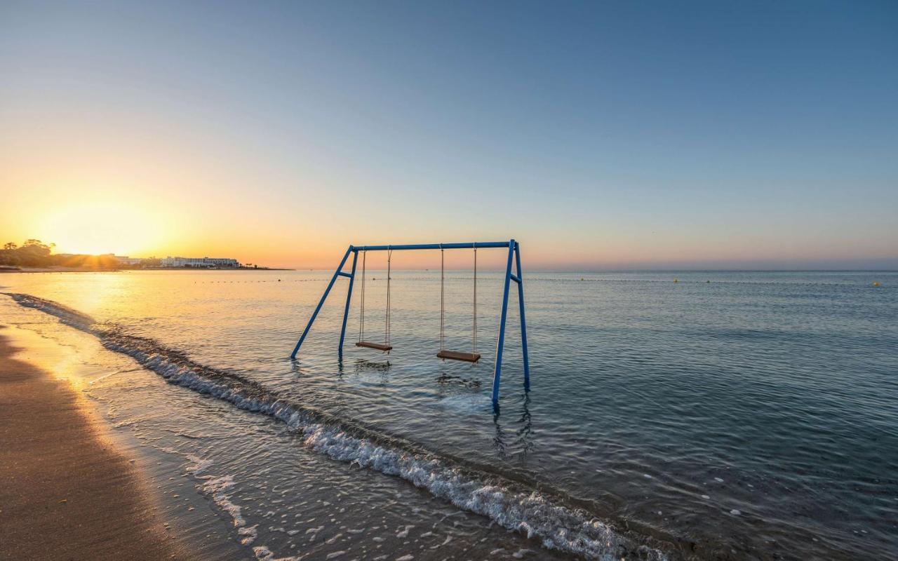 Radisson Blu Resort & Thalasso Hammamet Ngoại thất bức ảnh Sunset at the beach