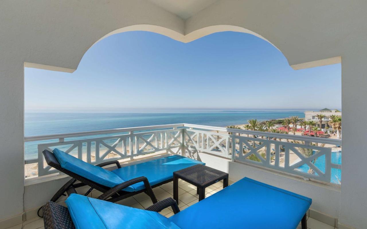 Radisson Blu Resort & Thalasso Hammamet Ngoại thất bức ảnh Balcony of a suite at the Hilton Sharm El Sheikh Resort