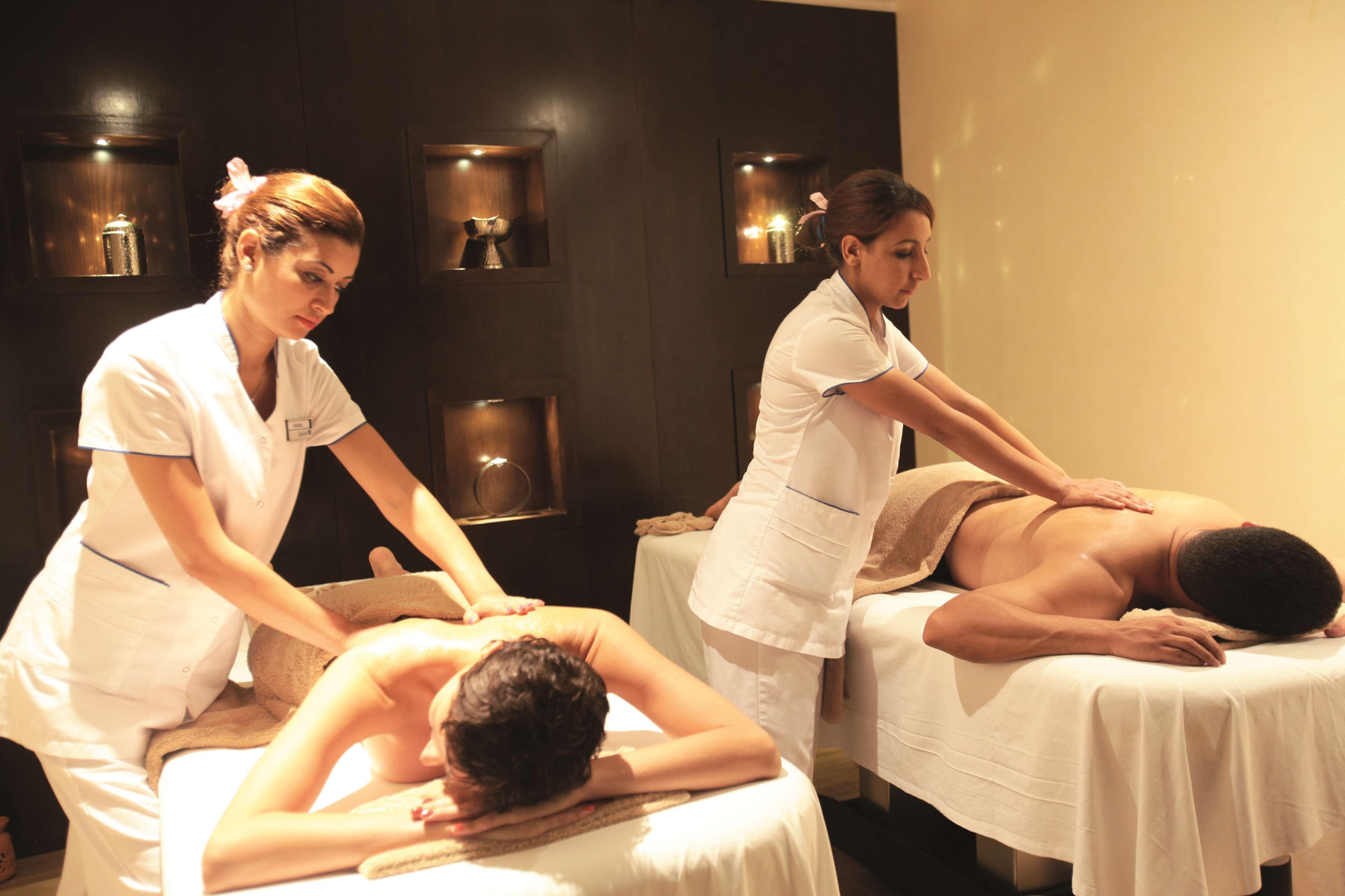 Radisson Blu Resort & Thalasso Hammamet Ngoại thất bức ảnh Massage therapists at work