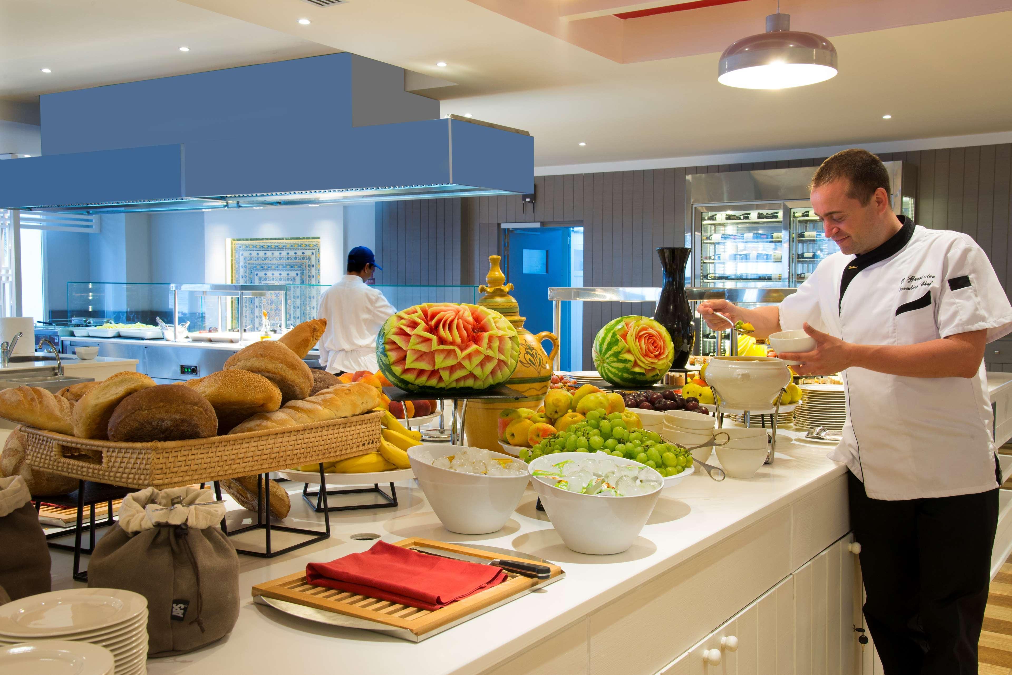 Radisson Blu Resort & Thalasso Hammamet Ngoại thất bức ảnh A buffet at a hotel