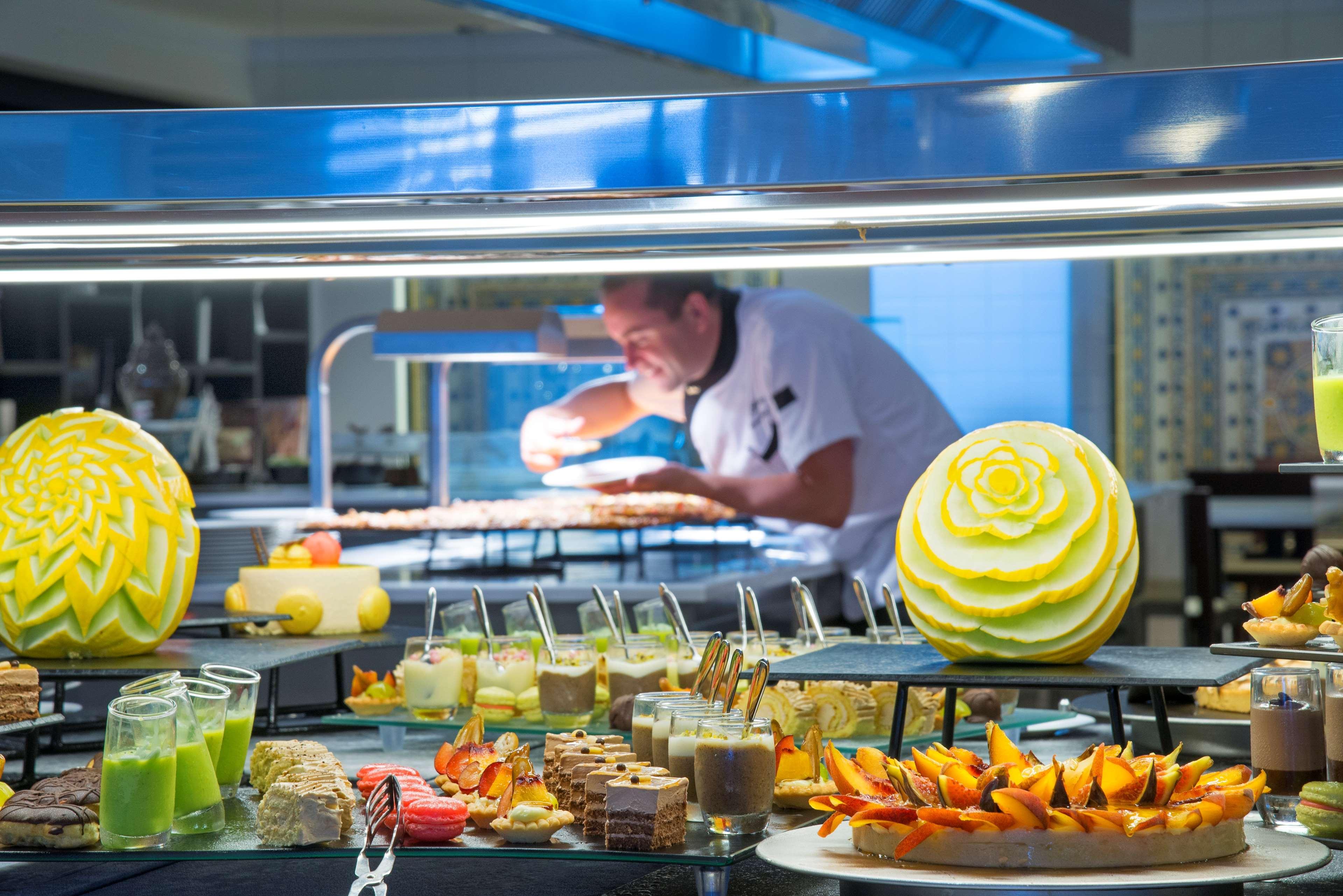 Radisson Blu Resort & Thalasso Hammamet Ngoại thất bức ảnh A buffet at a hotel