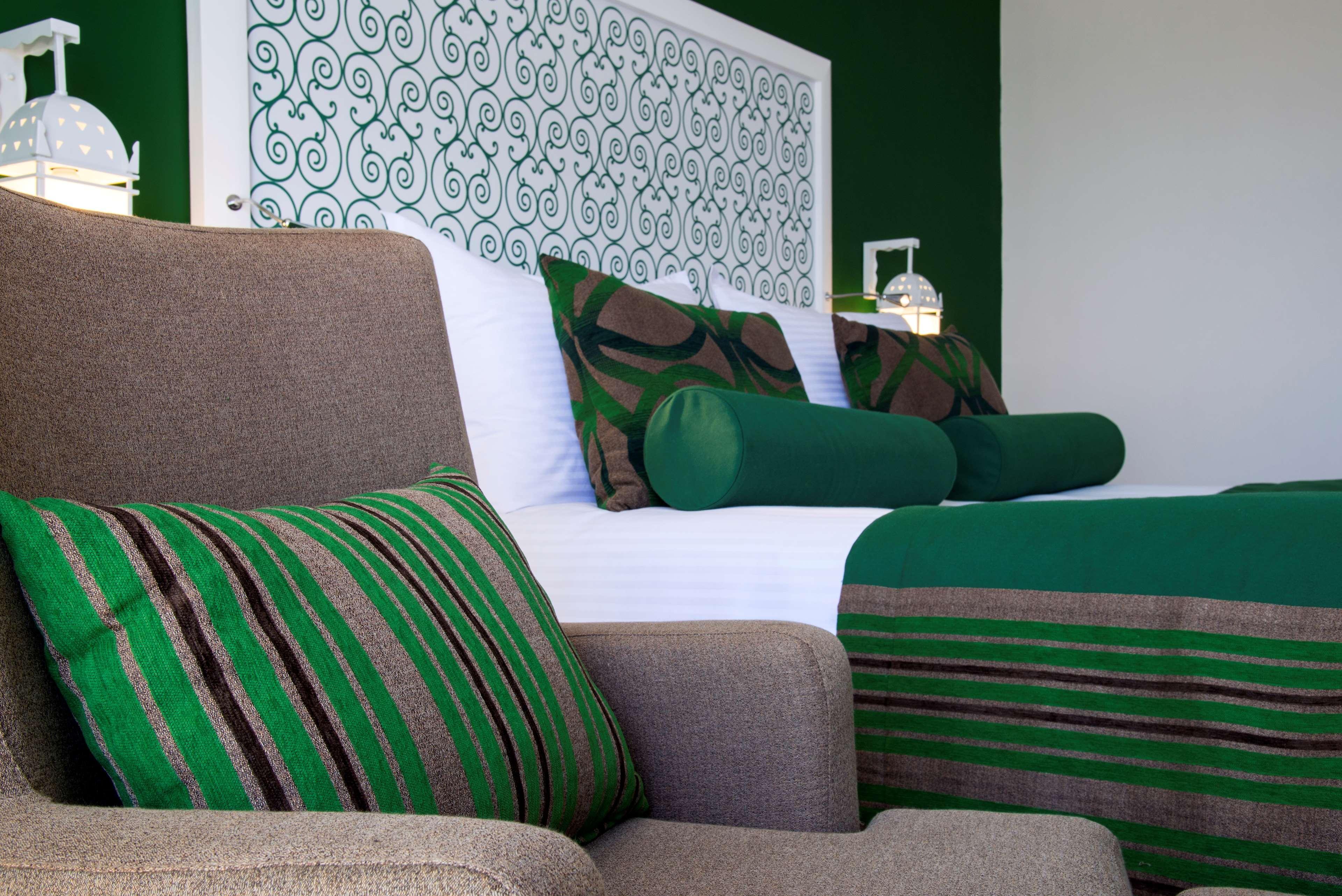 Radisson Blu Resort & Thalasso Hammamet Ngoại thất bức ảnh A bed with cushions