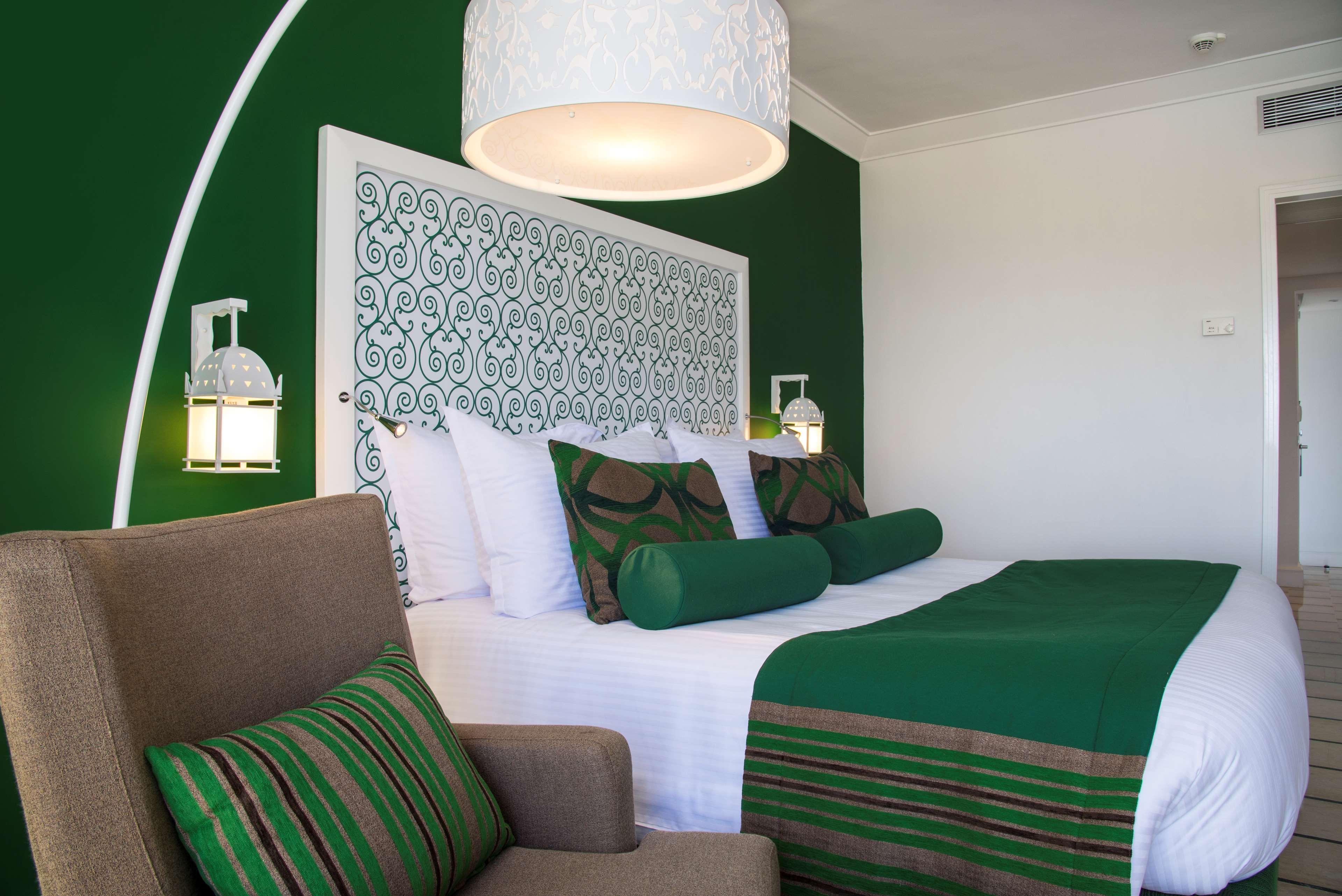 Radisson Blu Resort & Thalasso Hammamet Ngoại thất bức ảnh A bedroom at the hotel