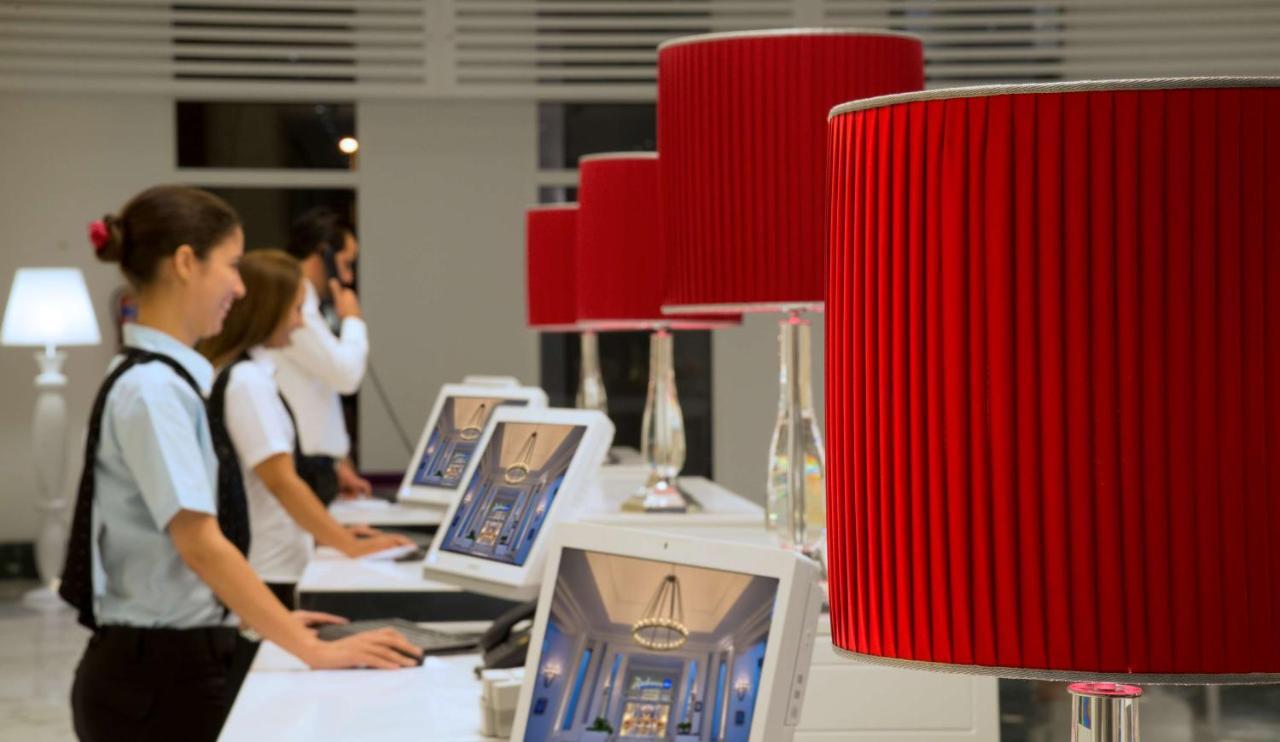 Radisson Blu Resort & Thalasso Hammamet Ngoại thất bức ảnh Students working on a project